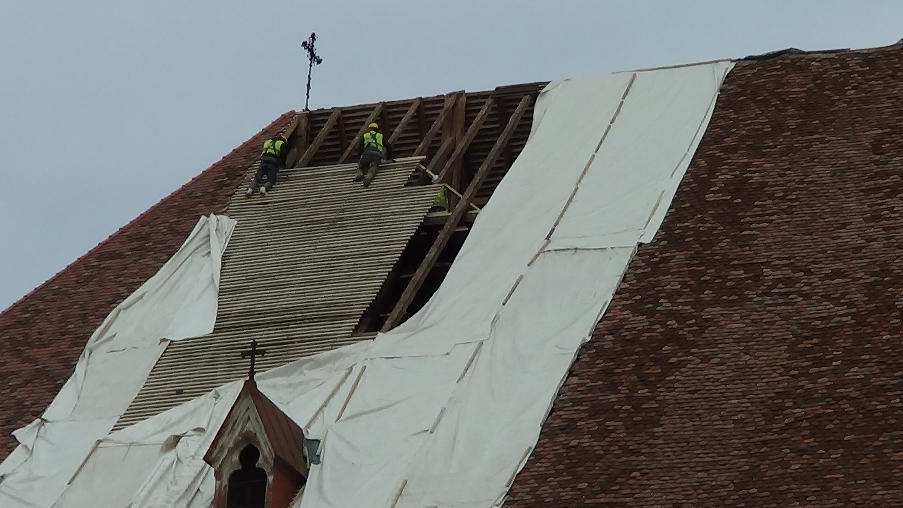 VIDEÓ - Folytatják a Szent Mihály templom tetőszerkezetének restaurálását