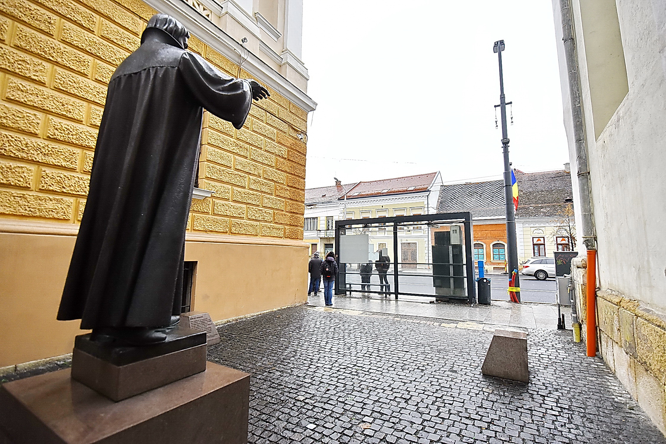 Elköltöztetik a Dávid Ferenc szobor előtti buszmegállót