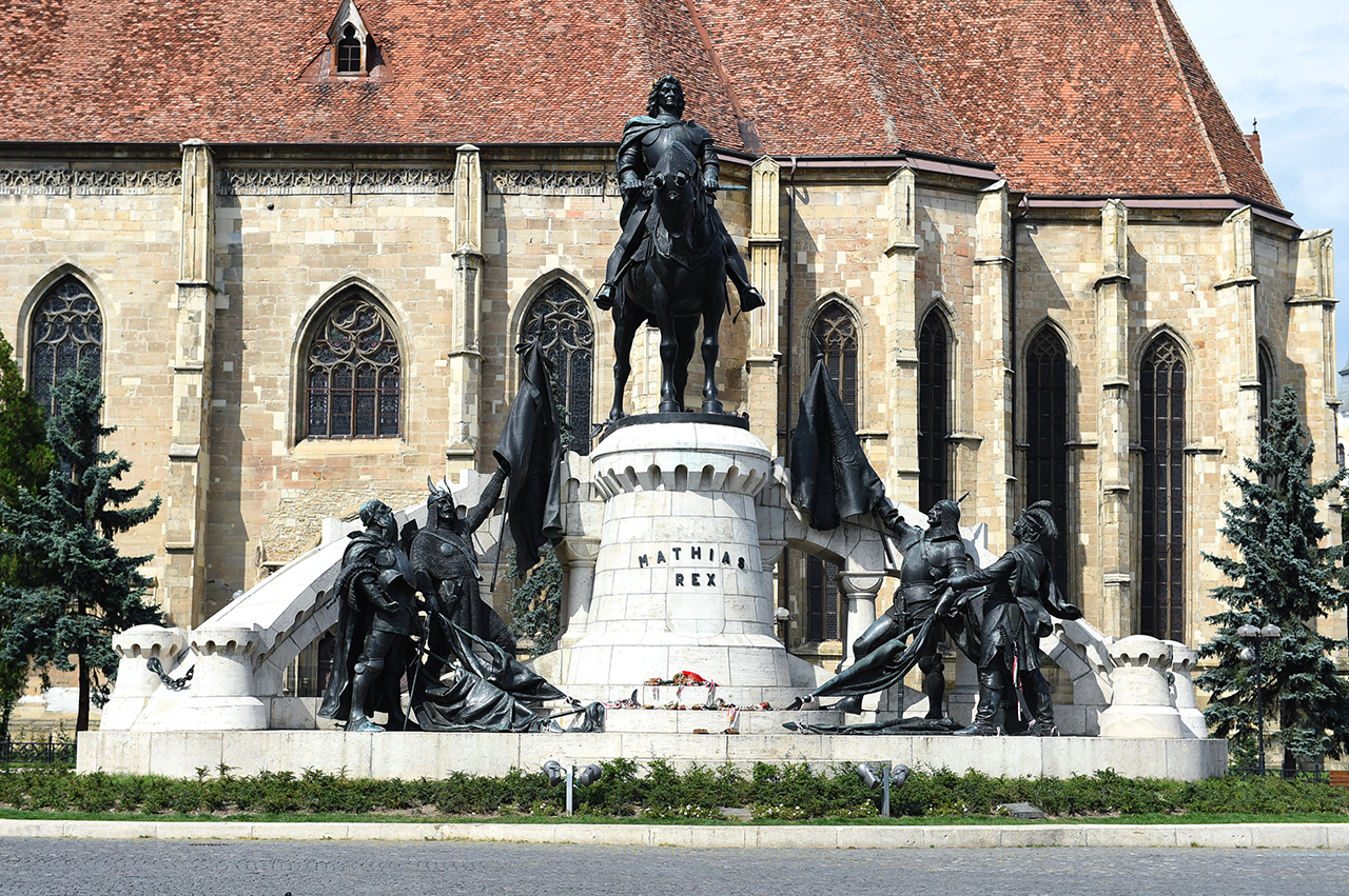 Megszavazta a parlament a magyar vonatkozású emlékművek magyar nyelvű feliratozását előíró törvényt