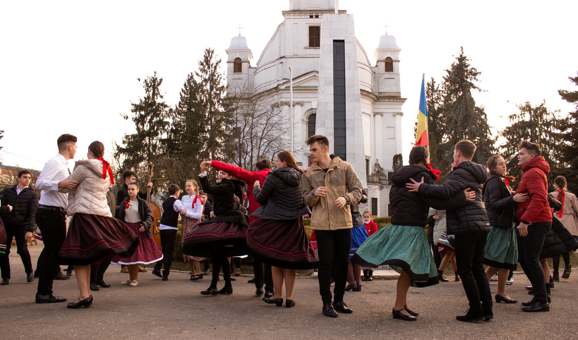 Szamosújvári március 15.: versszínház, zenés-táncos flashmob, évkönyvbemutató