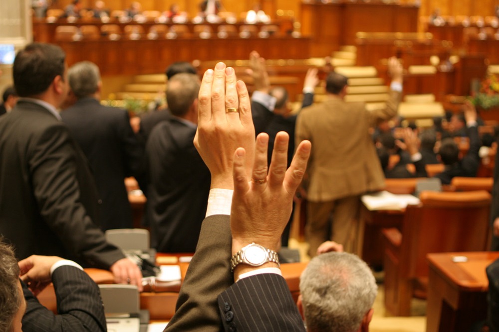 A kormánykoalíció jelöltjei kaptak alkotmánybírói megbizatást a parlamenttől