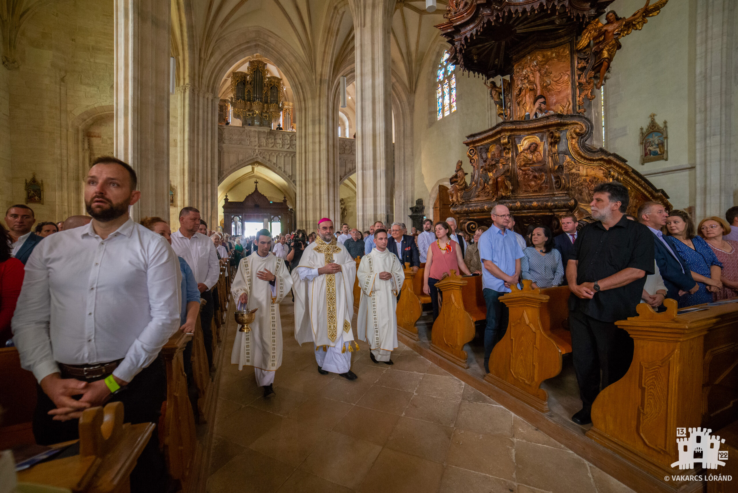 Méltóságteljes, hálaadó ünnepi misén áldották meg a felújított Szent Mihály-plébániatemplomot