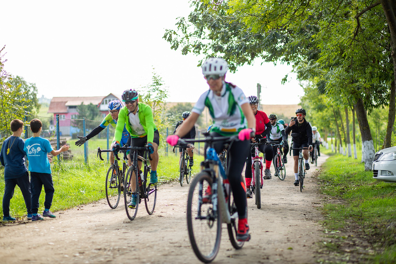 Kerékpáros jótékonyság: 290 kilométert tekertek a Yuppi élményterápiás táborokért