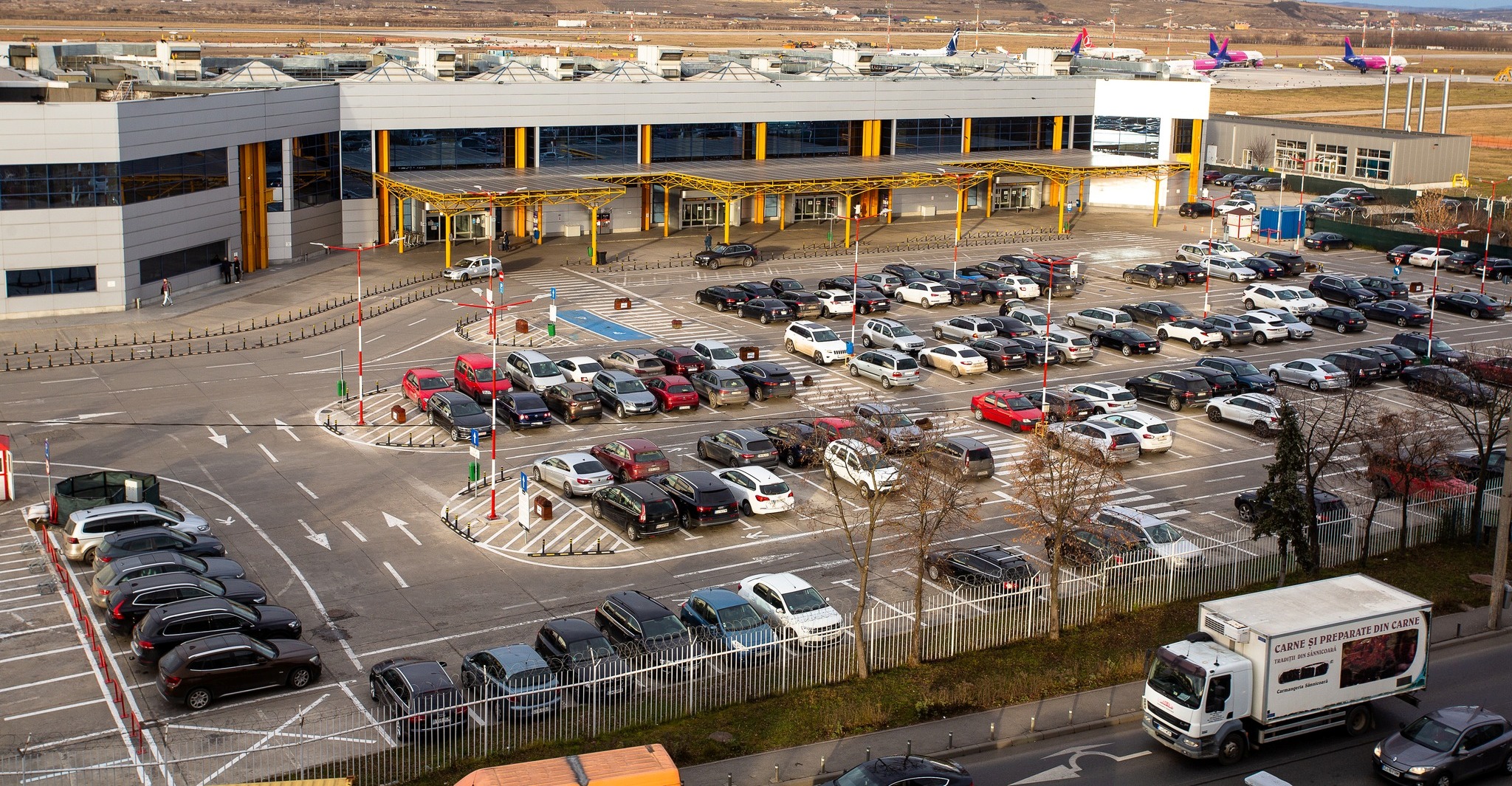 Nőnek a parkolási díjak a kolozsvári reptéren
