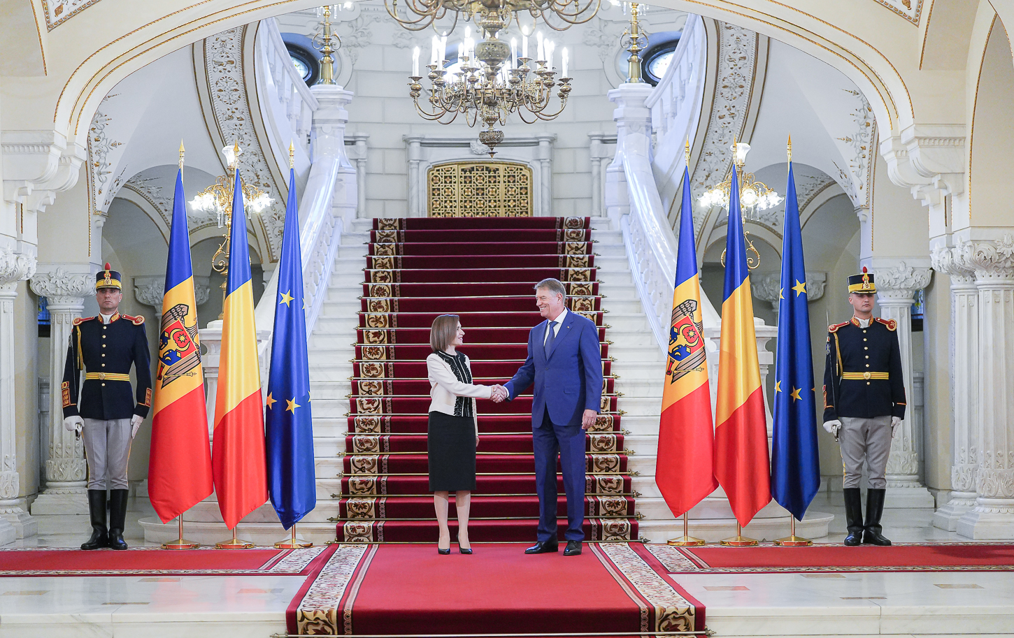 „Kérni és köszönetet mondani jött” Bukarestbe a moldovai államfő