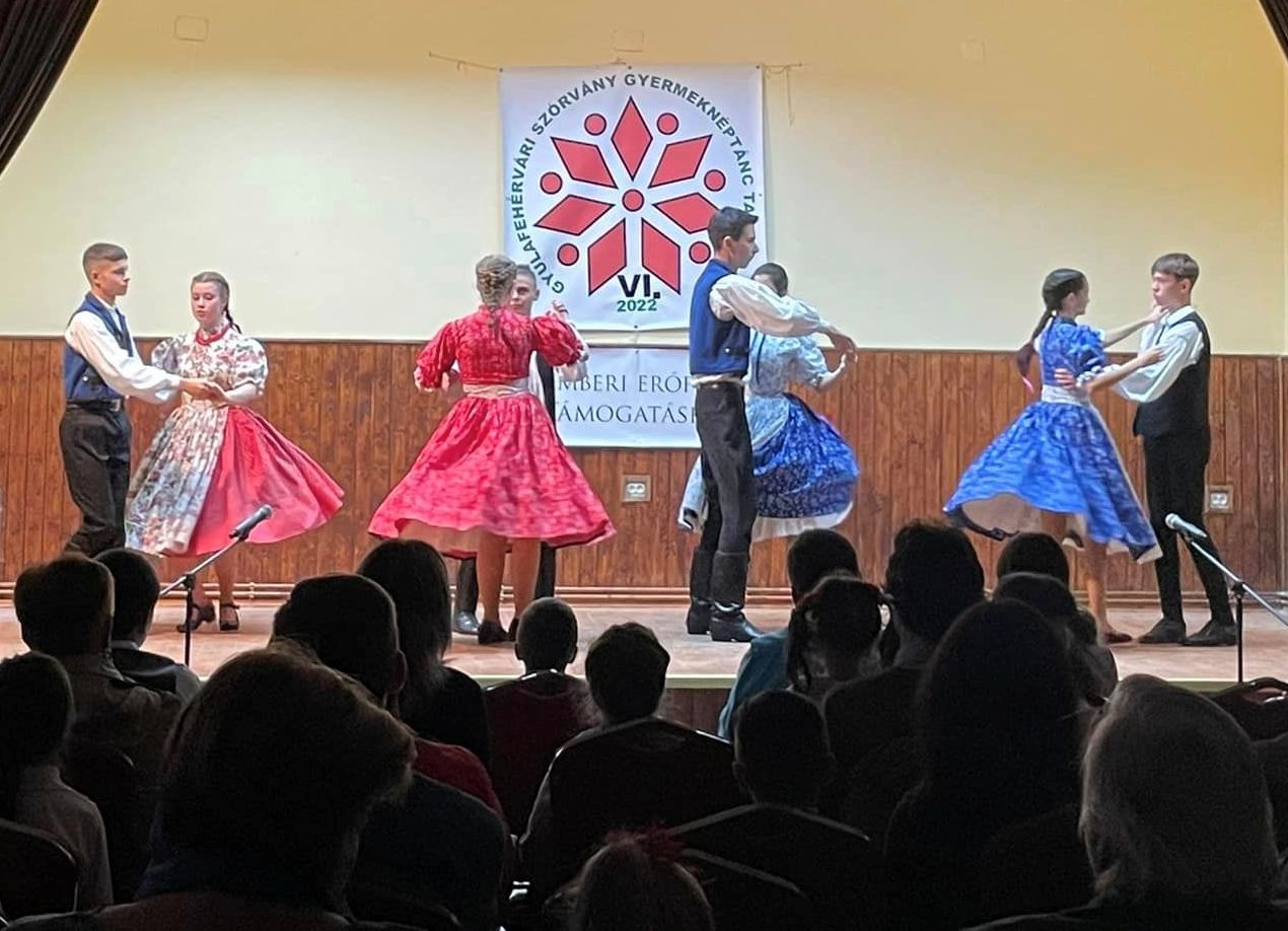Fehér megyei gyermek-néptánccsoportok fesztiválja Vajasdon: életre szóló élmény