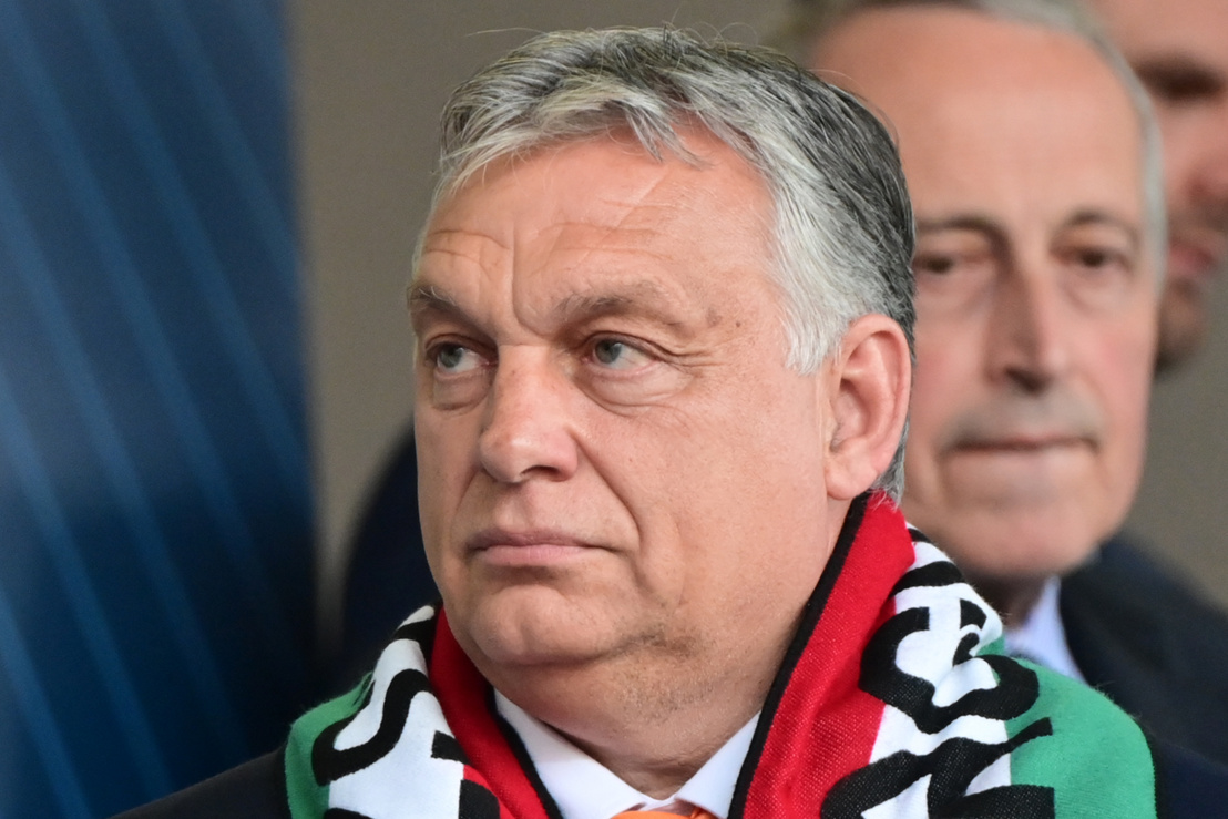 Helyteleníti a román külügy, hogy Orbán Viktor Nagy-Magyarország-térképet ábrázoló sállal jelent meg egy mérkőzésen