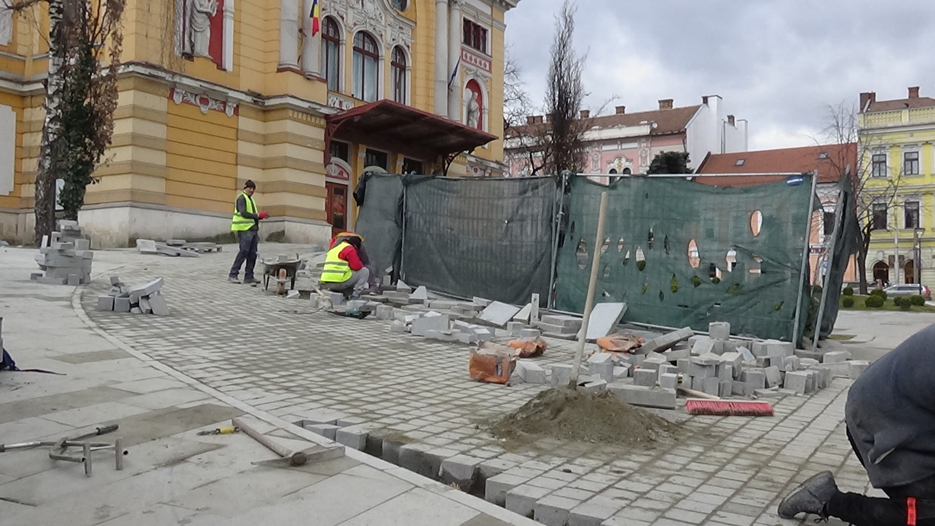 VIDEÓ – Még mindig dolgoznak a román színház előtt