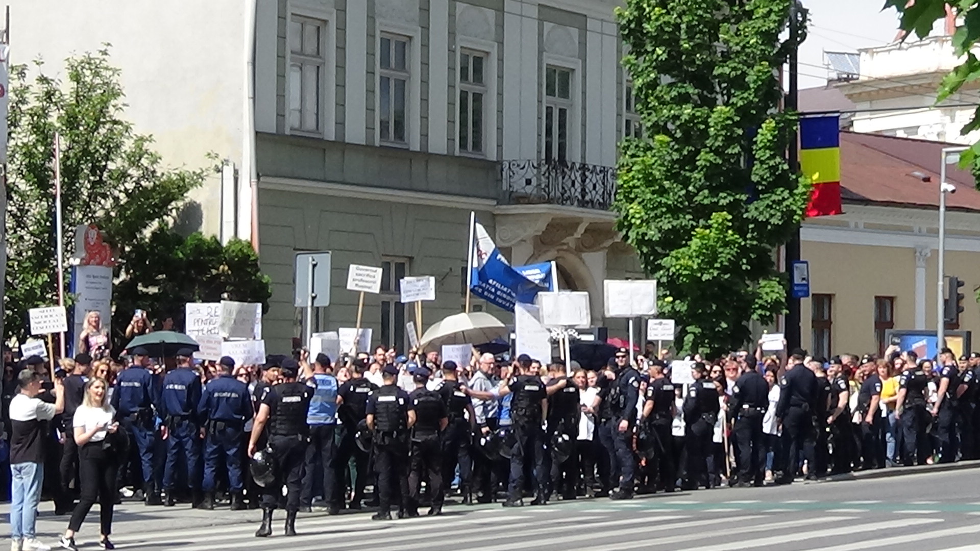 VIDEÓ - Így fogadták a sztrájkoló tanárok Nicolae Ciucă kormányfőt Kolozsváron