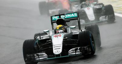 Brazil Nagydíj: Hamilton nyerte a kaotikus futamot, Rosberg második