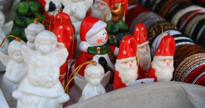 Karácsonyi vásár a Főtéren kalotaszegi varrottastól a bóvliig