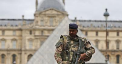 Francia kormányfő: terrorista jellegű támadás történt a Louvre-nál