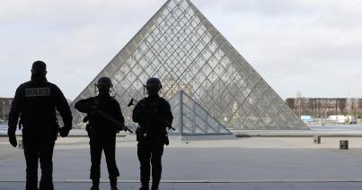 Kihallgatták, de nem tett vallomást a párizsi Louvre-nál katonákra támadó egyiptomi férfi