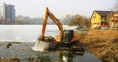 Harminc év után tisztítják a Györgyfalvi-tavat