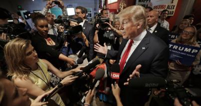 Trump ujjat húz a sajtóval