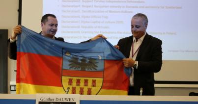 Szilágyi Zsolt Erdély-zászlót adományozott az EFA elnökének