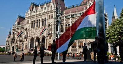 Nemzeti összetartozás napja - Felvonták a nemzeti lobogót Budapesten, a Kossuth téren