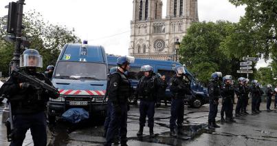 Kalapáccsal fenyegetőzött egy férfi Párizsban, lelőtték a rendőrök