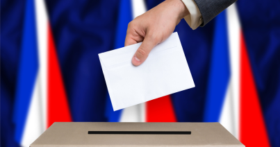Nyert Macron pártja, megalakult az új brit kormány