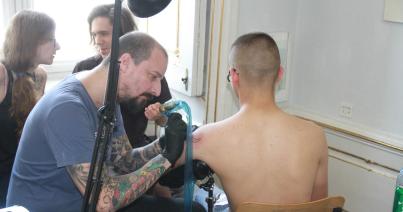 Tetoválóművészek lepték el a kolozsvári Bánffy-palotát