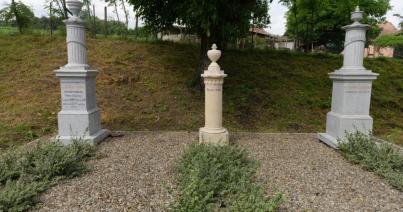 Új szobor, restaurált síremlékek őrzik a Kemény család emlékét Pusztakamaráson