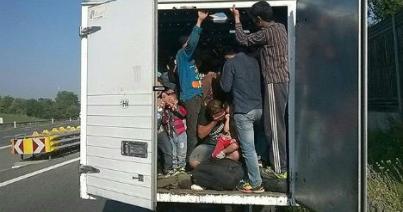 Kilencvenegy, iraki és szíriai migránst találtak egy kamionban Nagylaknál