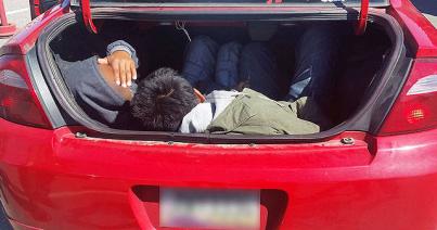Kilenc bevándorlót zsúfolt autójába a határrendészek által elfogott szerb embercsempész