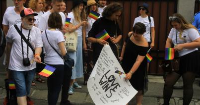 Első alkalommal meneteltek Erdélyben az LGBT közösség tagjai (VIDEÓRIPORTTAL)