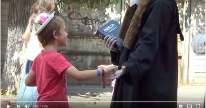 VIDEÓ - Gyermekek provokálják a Farkai utcai élőszobrokat