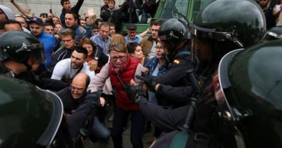 Katalán népszavazás - Rohamrendőrök zárták el a bejáratot több szavazóhelyiségnél