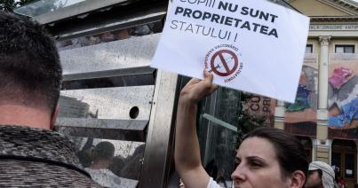 Több százan tüntettek Bukarestben a védőoltások kötelezővé tétele ellen