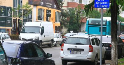 Kiszúrt abroncs, zsírral bekent autó: parkolás Kolozsváron...