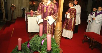 Ma advent első vasárnapja. Ferenc pápa kérése: a szenvedők megsegítésével készüljünk a karácsonyra
