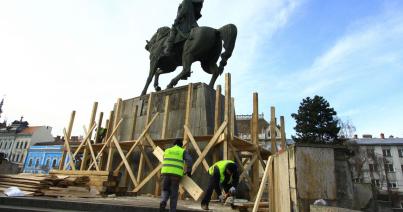 Elkezdődött a Vitéz Mihály-szobor restaurálása