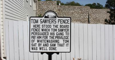 Tom Sawyer kerítése előtt
