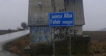 Levették, de hamarosan visszaállítják az indulatokat kiváltó kétnyelvű táblát Maros és Fehér megye határában (FRISSÍTVE)