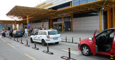 A repülőtéri taxisokat és „taxisokat” ellenőrizték