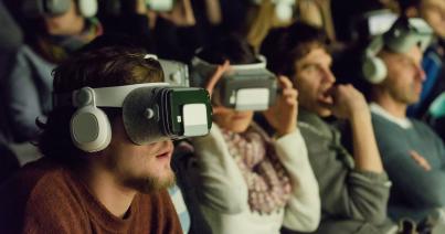 A virtuális valóságot és a színpadi látványt egyesítő előadás a kolozsvári színházban