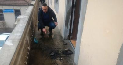 Kihallgatják a férfit, aki újságokat gyújthatott meg a PSD kolozsvári székházánál