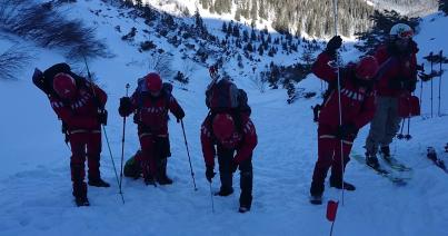 A hegyimentők lehozzák a holttesteket a Fogarasi-havasokból