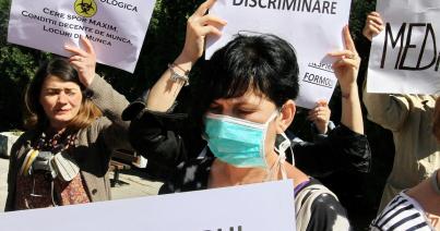 A prefektúra előtt tiltakoztak az egészségügyi alkalmazottak