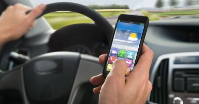 Kampányt indít a rendőrség az okostelefonok vezetés közbeni használata ellen