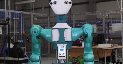 VIDEÓ - Hiányzik a kolléga? Kézbe adja a kellékeket az ipari robot...