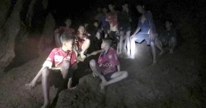 Két fiút sikeresen kihoztak a barlangból Thaiföldön