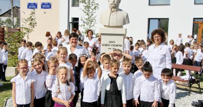 Névadási ünnepség a szamosújvári magyar iskolában