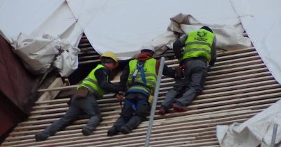 VIDEÓ - Hajmeresztő magasságban dolgoznak a Szent Mihály templom tetőszerkezetén
