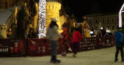 VIDEÓ - Karácsonyi hangulat a Főtéren levő korcsolyapályán