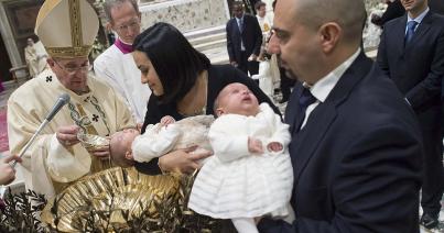 Gyerekeket keresztelt meg Ferenc pápa