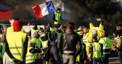 A francia sárgamellényesek ismét utcára vonultak, az egyre növekedő belső ellentétek ellenére