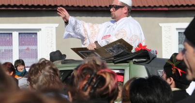 „Ferenc pápa” is jelen volt a Hargita megyei farsangbúcsúztatón